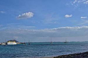 oceânico calma panorama em a espanhol ilha do fuerteventura com barcos foto