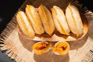 Cireng com frango o preenchimento dentro uma de madeira tigela. Cireng é uma tradicional oeste javanese Comida fez a partir de tapioca farinha foto