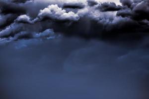 relâmpago trovoada instantâneo sobre a noite céu. conceito em tema clima, cataclismos foto