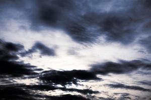 relâmpago trovoada instantâneo sobre a noite céu. conceito em tema clima, cataclismos foto