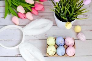 Páscoa disposição com flores e ovos e lebre ouvidos. Páscoa feriado foto