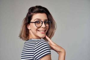 bonita mulher dentro uma listrado camiseta moderno estilo Penteado foto