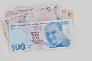 turco papel notas deitado em uma branco mesa foto