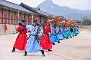 Seul, sul Coréia - nov 13, 2017-o real treinamento de guarda cerimônia às gyeongbokgung Palácio dentro Seul, Coréia foto