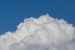 Visão em branco fofo nuvens dentro uma azul céu foto