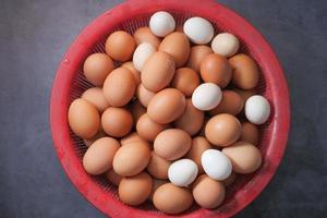 vista superior de ovos em uma tigela na mesa