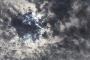 Visão em Sol escondido atrás Sombrio nuvens foto