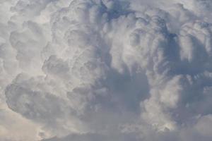 fechar acima do enorme chuva nuvens dentro uma céu foto