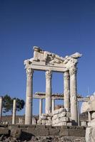 ruínas do a têmpora do Trajano a antigo local do pergamum-pergamon. izmir, peru. antigo cidade coluna ruínas. foto