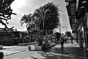 cidade do corralejo em a espanhol canário ilha fuerteventura em uma caloroso feriado dia foto