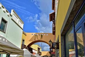 cidade do corralejo em a espanhol canário ilha fuerteventura em uma caloroso feriado dia foto