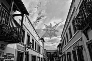 cidade do corralejo em a espanhol canário ilha fuerteventura em uma caloroso feriado dia foto