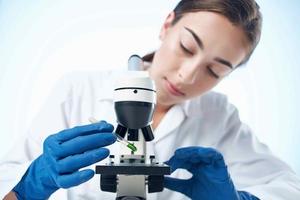 mulher laboratório assistente microscópio pesquisa biotecnologia Ciência foto