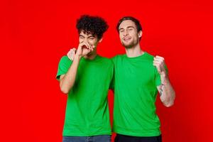 dois amigos abraçando dentro verde Camisetas amizade equipe comunicação foto