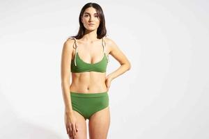 mulher dentro verde roupa de banho de praia moda viagem posando foto