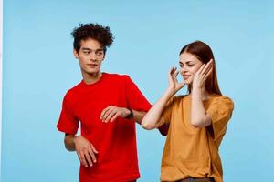 alegre jovem casal casual vestem moda azul fundo foto