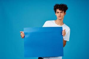 cara dentro branco camiseta azul poster publicidade bandeira foto