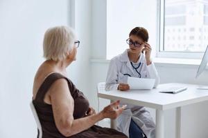 fêmea paciente falando para uma médico saúde queixa foto