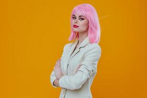 mulher com Rosa cabelo dentro Jaqueta posando isolado fundo foto