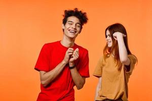 Garoto e menina colorida camiseta careta comunicação foto