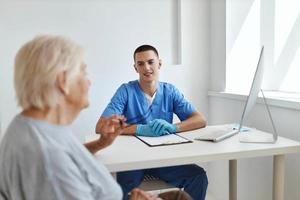 paciente falando para médico diagnóstico foto