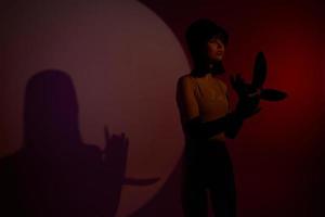 mulher em etapa Holofote silhueta néon fundo foto