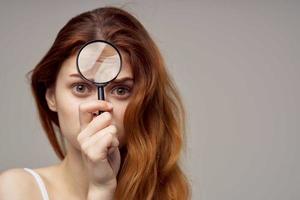 ruivo mulher dentro uma branco camiseta espinhas em a face fechar-se foto