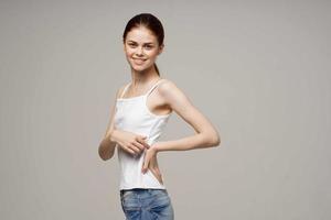 alegre mulher dentro uma branco camiseta aquecer juntas foto