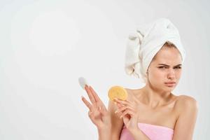 mulher com nu ombros com uma toalha em dela cabeça limpeza facial pele foto