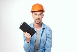 homem dentro laranja capacete plantas construtor luz fundo foto