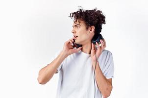 engraçado homem encaracolado cabelo fones de ouvido música tecnologia foto