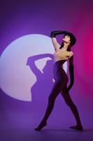 beleza moda mulher posando estúdio luz néon cor fundo inalterado foto
