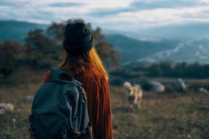 mulher caminhante mochila viagem montanhas panorama viagem foto