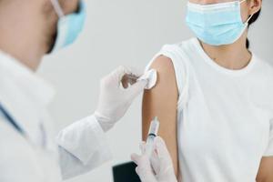 médico seringa protetora luvas fechar-se vacinação epidemia cobiçado foto