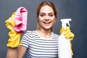 limpeza senhora com detergente trapo dentro mão casa Cuidado interior serviço foto