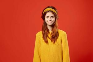 alegre bonita mulher dentro amarelo suéter vermelho cabelo hippie moda foto