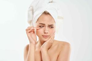 mulher com combinado ombros segurando dela face dermatologia pele Cuidado foto