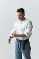 bonito atraente sério modelo homem cara vestem linho camisa rolando acima mangas posando isolado em branco estúdio fundo. moda estilo Novo coleção venda de Anúncios conceito. cópia de espaço, bandeira. modelo tiro foto