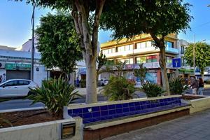 cidade do corralejo em a espanhol canário ilha fuerteventura em uma caloroso feriado dia foto