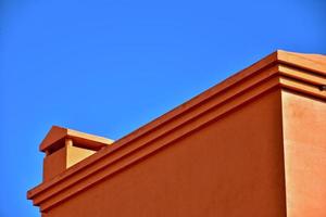 contrastante arquitetônico detalhes em a espanhol canário ilha fuerteventura contra uma azul céu foto