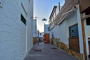 cidade do corralejo em a espanhol canário ilha fuerteventura em uma caloroso feriado dia foto