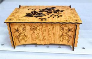 mão fez de madeira caixa para jóias, mulheres desenhador jóias caixa com impresso flor e caligrafia do carta Deus foto