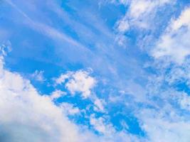 lindo Visão do azul céu e branco nuvens. foto