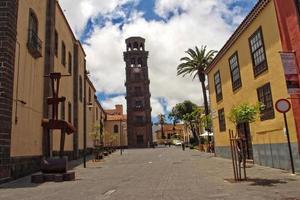 ruas com histórico edifícios em a espanhol canário ilha tenerife dentro a antigo capital foto