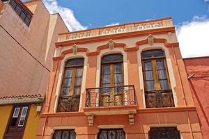 ruas com histórico edifícios em a espanhol canário ilha tenerife dentro a antigo capital foto