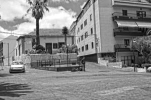 ruas com histórico edifícios em a espanhol canário ilha tenerife dentro a antigo capital foto