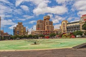 interessante colorida feriado casas dentro a ruas do a espanhol cidade do sanca cruz dentro tenerife foto