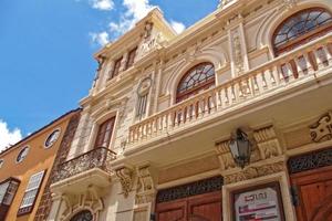ruas com histórico edifícios em a espanhol canário ilha tenerife dentro a antigo capital foto