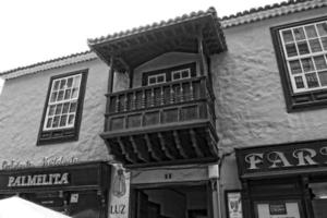 interessante colorida feriado casas dentro a ruas do a espanhol cidade do sanca cruz dentro tenerife foto