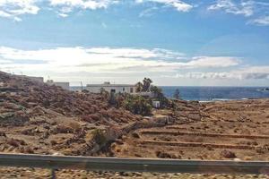 paisagens a partir de a espanhol ilha do tenerife com a rodovia e a oceano foto